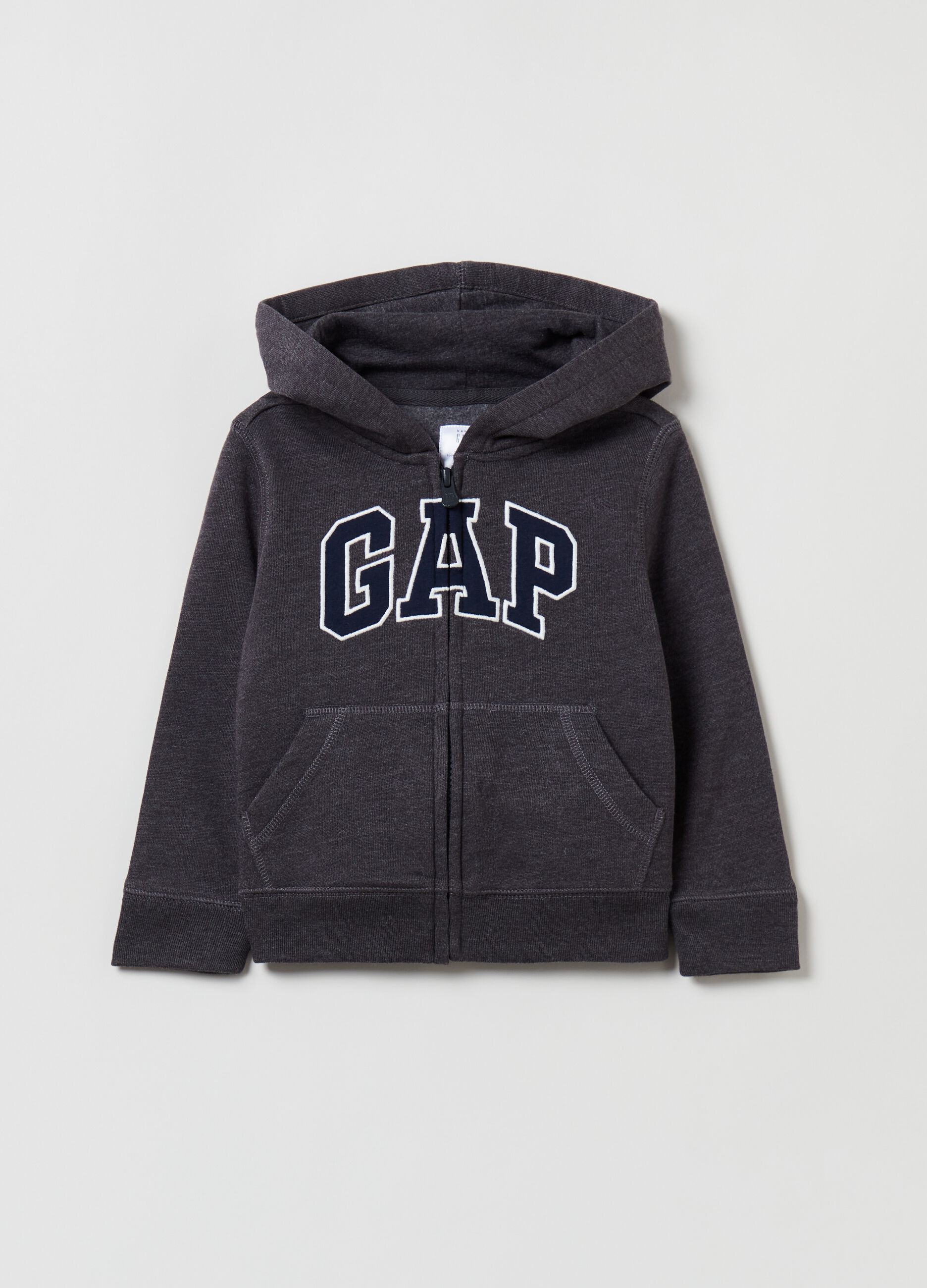 سترة رياضية بسحاب كامل مع شعار GAP وغطاء للرأس