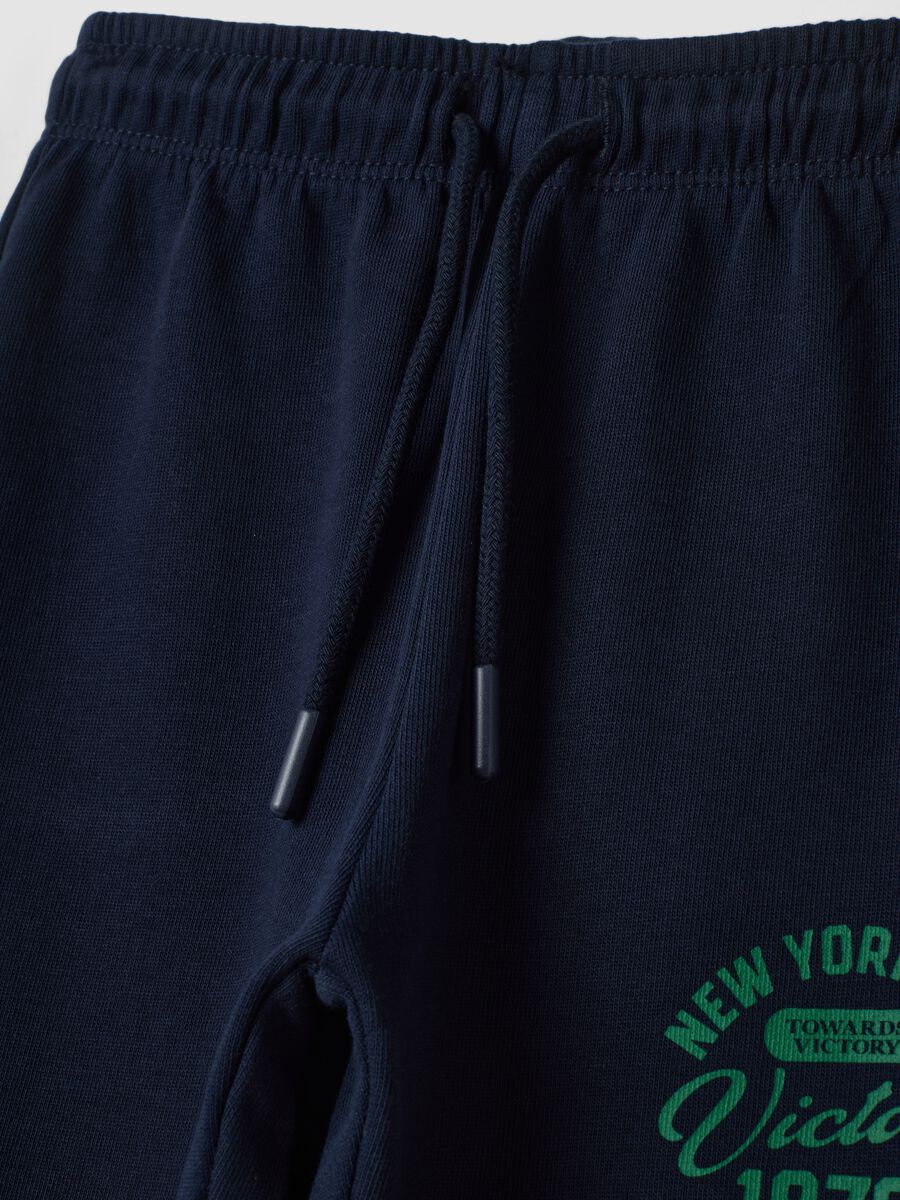 Pantaloni jogger blu in puro cotone con stampa_1