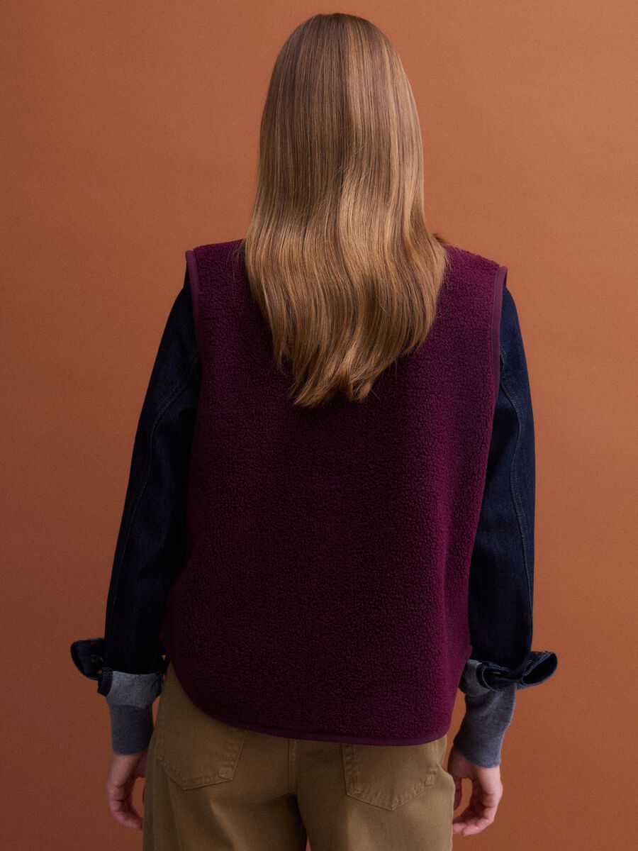 Burgundy red crew-neck sherpa gilet, regular fit_3