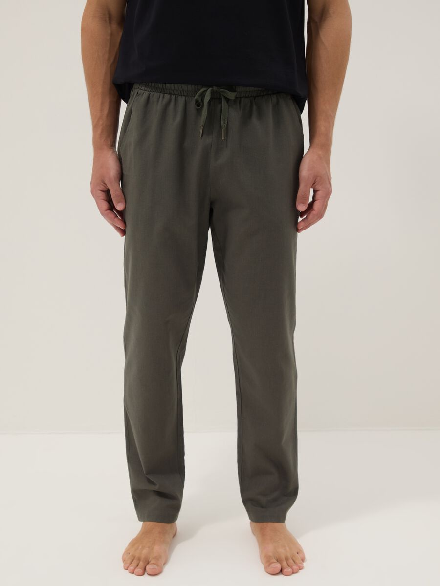 Green relaxed fit pajama trousers in cotton-linen blend_1