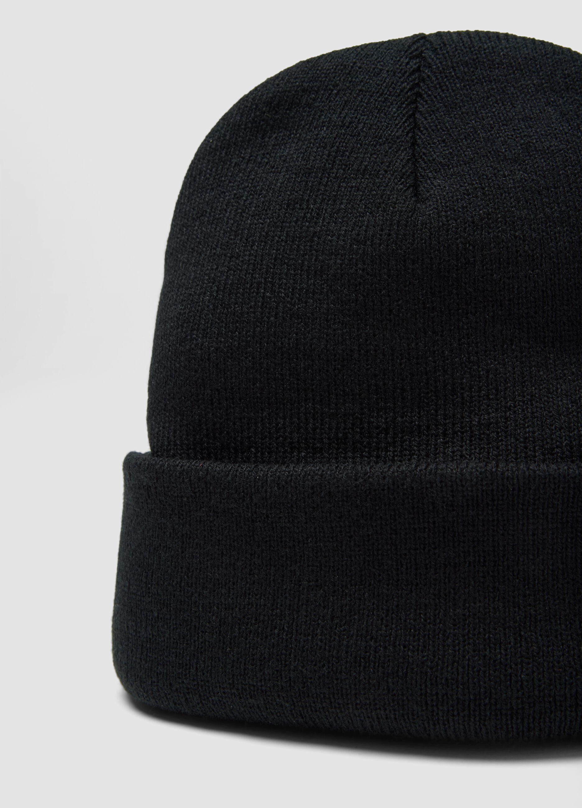 Berretto nero in maglia jersey con risvolto
