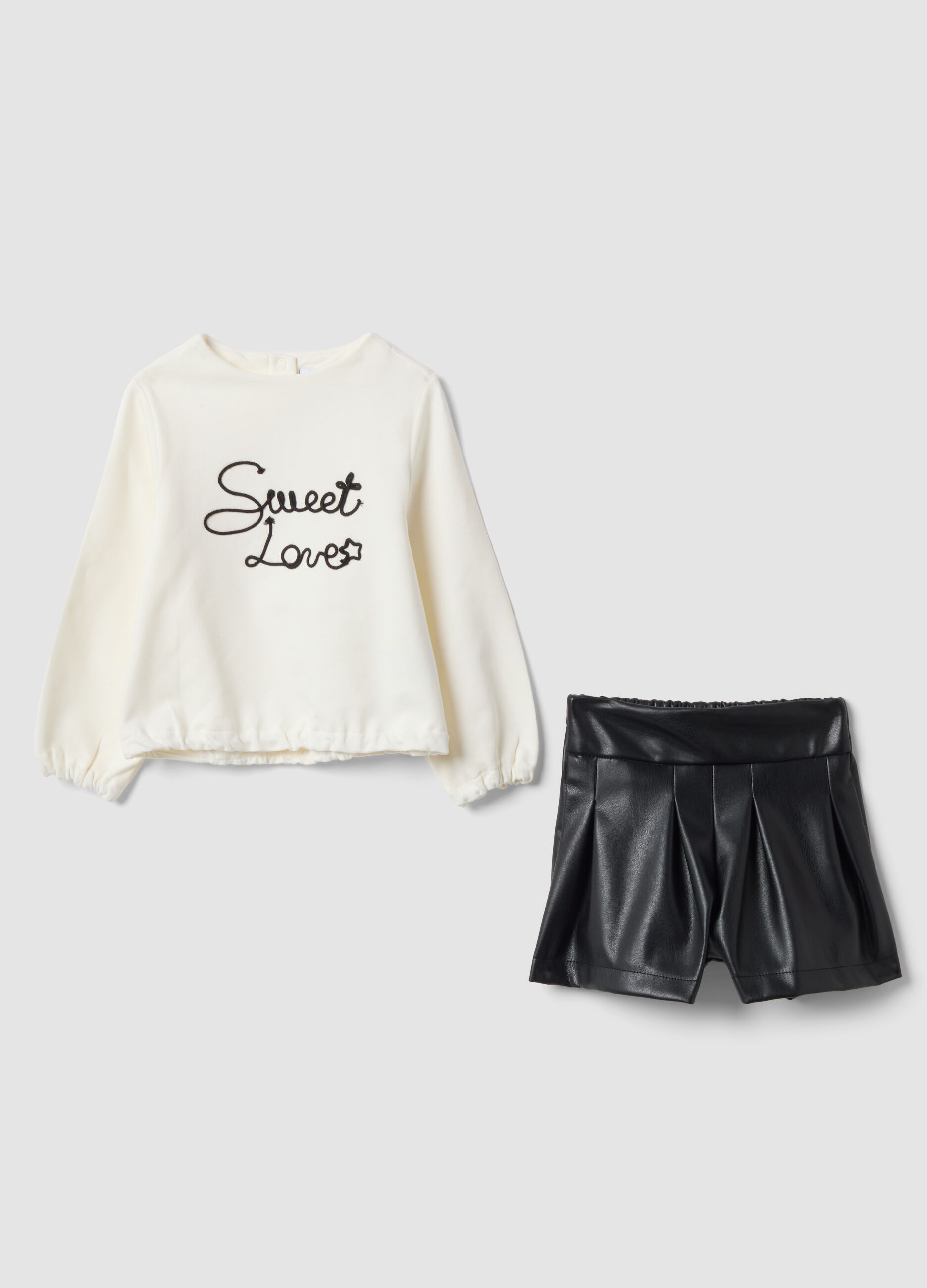 Completo bianco con maglia e shorts neri