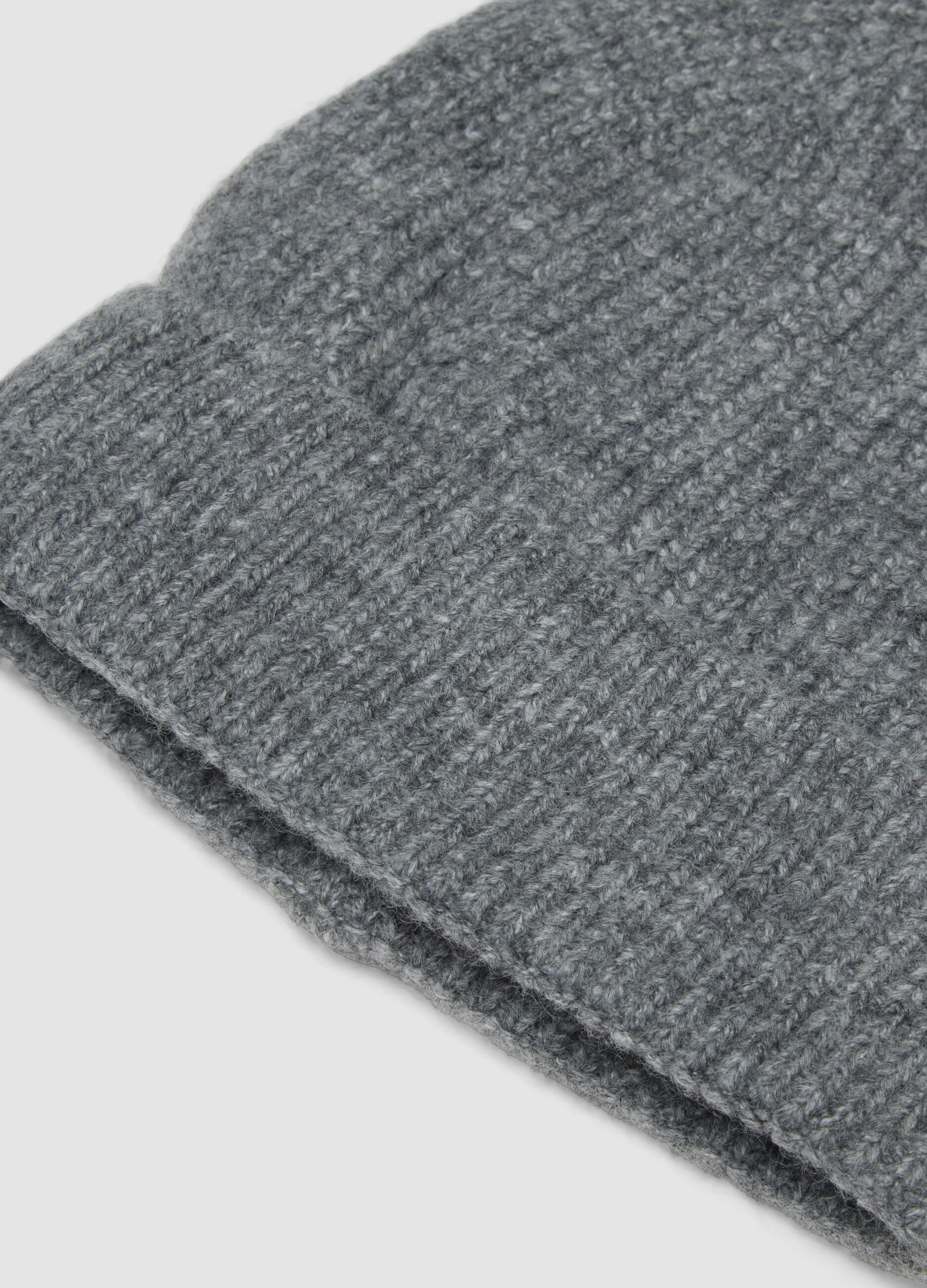 Cappello grigio melange in tessuto elasticizzato
