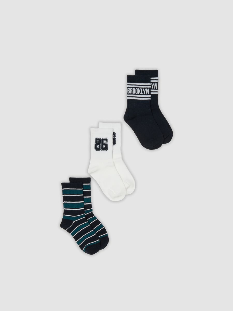 Boys&rsquo; multicolour organic stretch cotton ankle socks, 3-pack_0