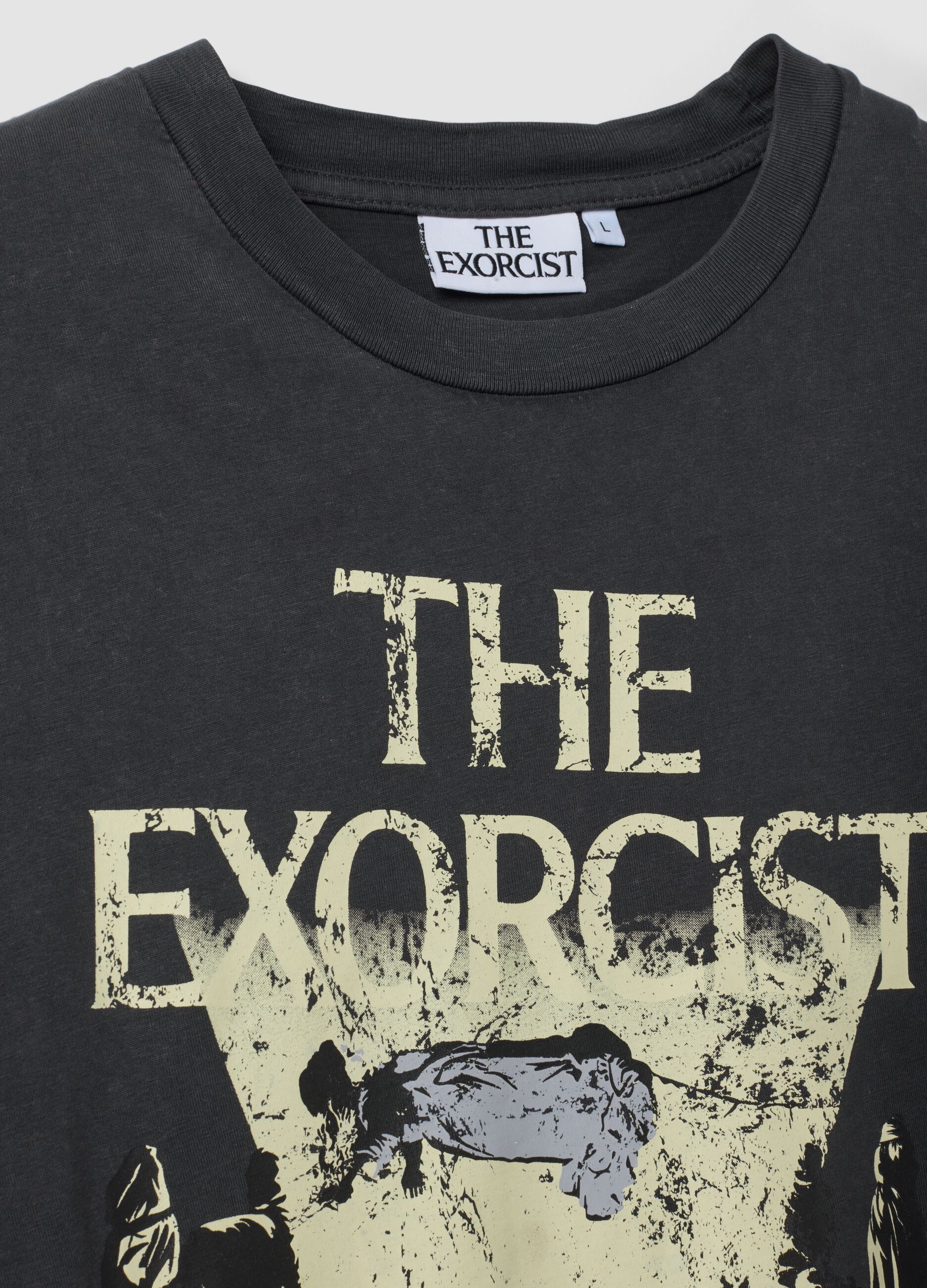 تيشيرت رمادي قصير من قطن خالص بطباعة "The Exorcist" بقصّة عادية
