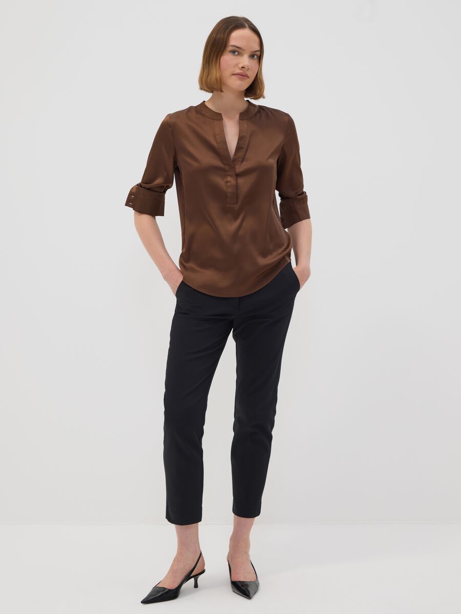 Camicia marrone in tessuto elasticizzato con collo coreano_1