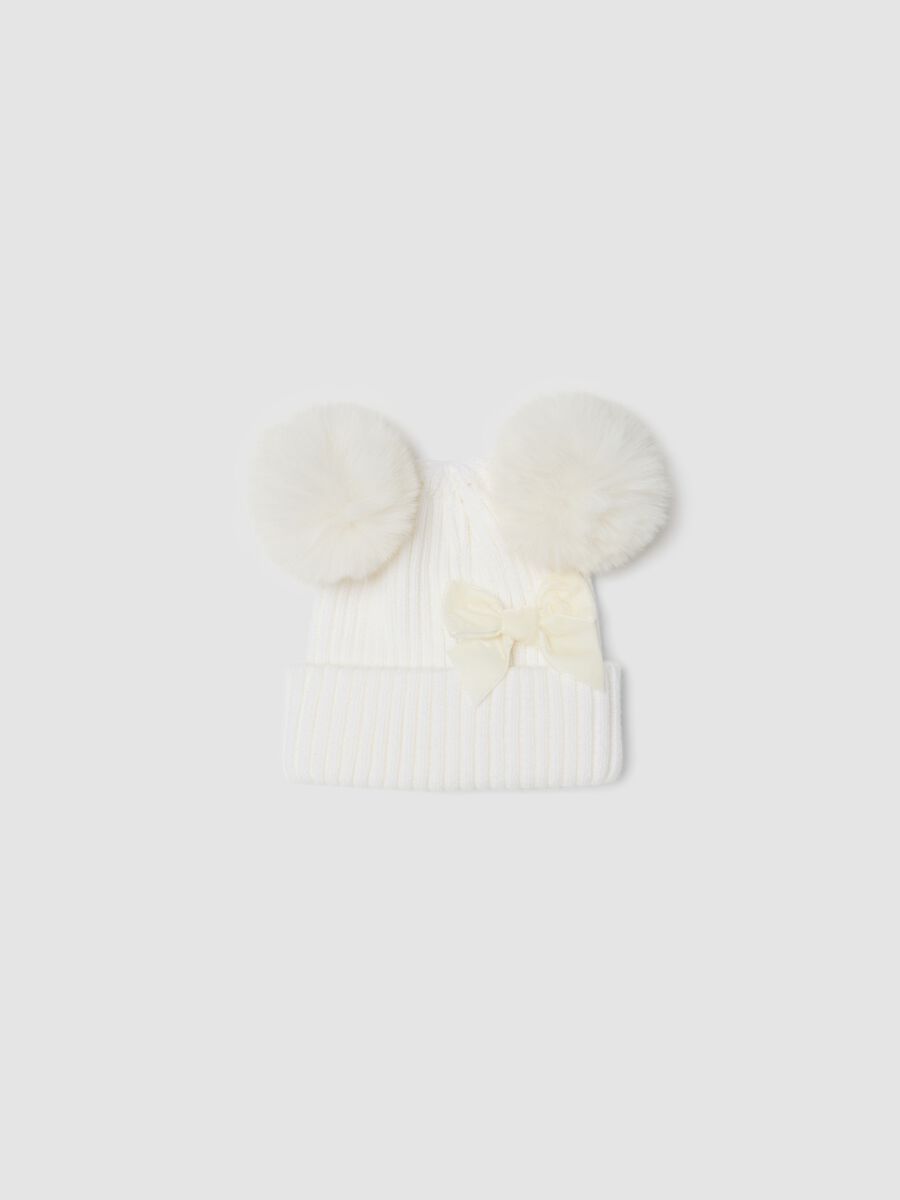White rib-knit hat with bow and pom-poms_0