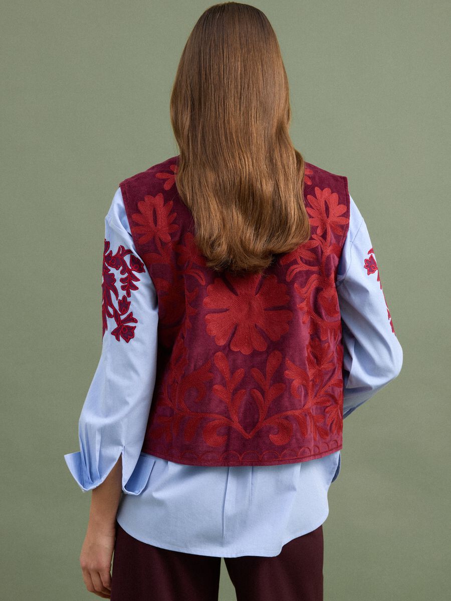 Gilet rosso in puro cotone con ricami floreali_3