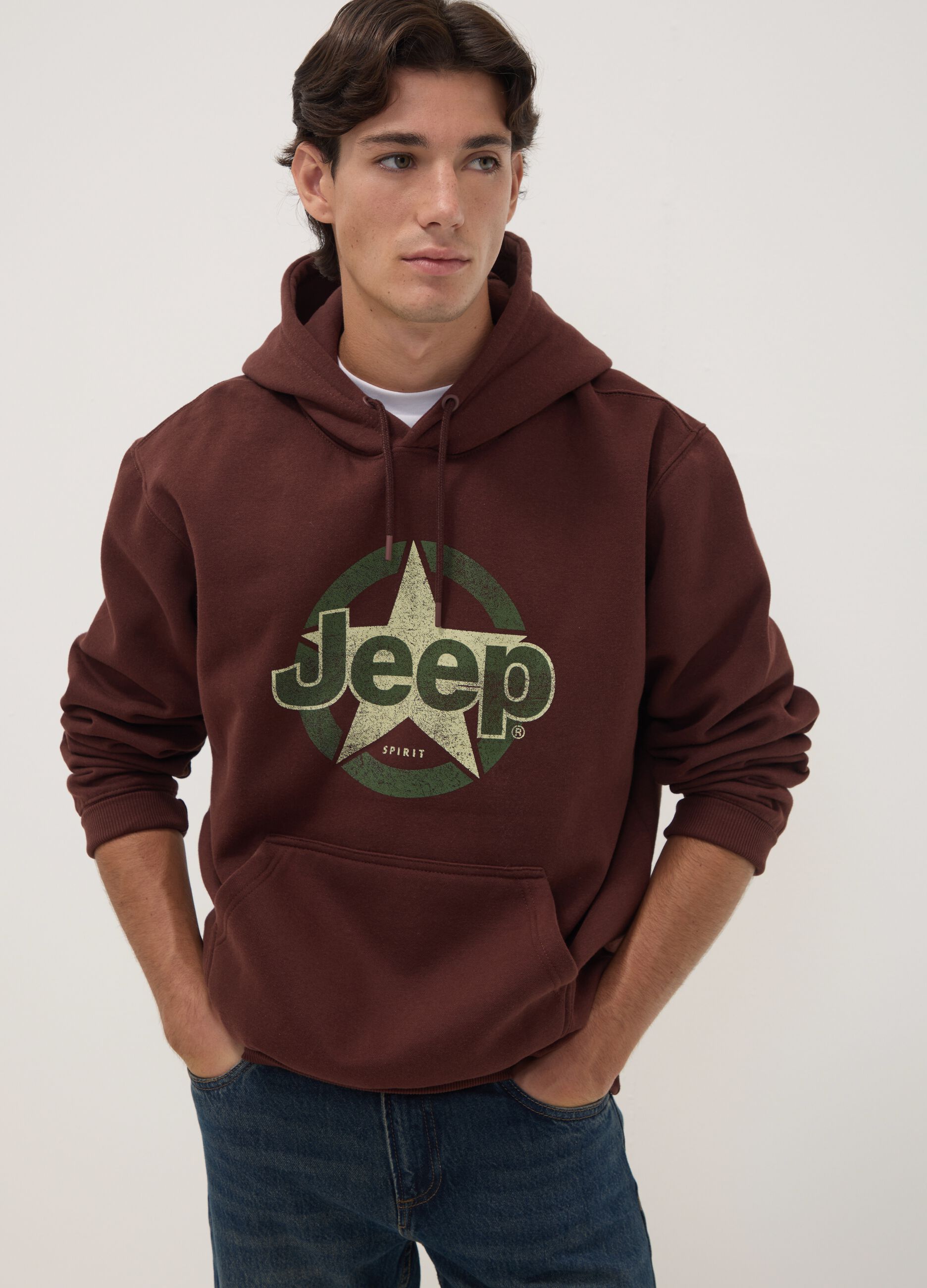 هودي بني بمزيج قطن مع طبعة Jeep، بقصّة مريحة (Relaxed Fit)