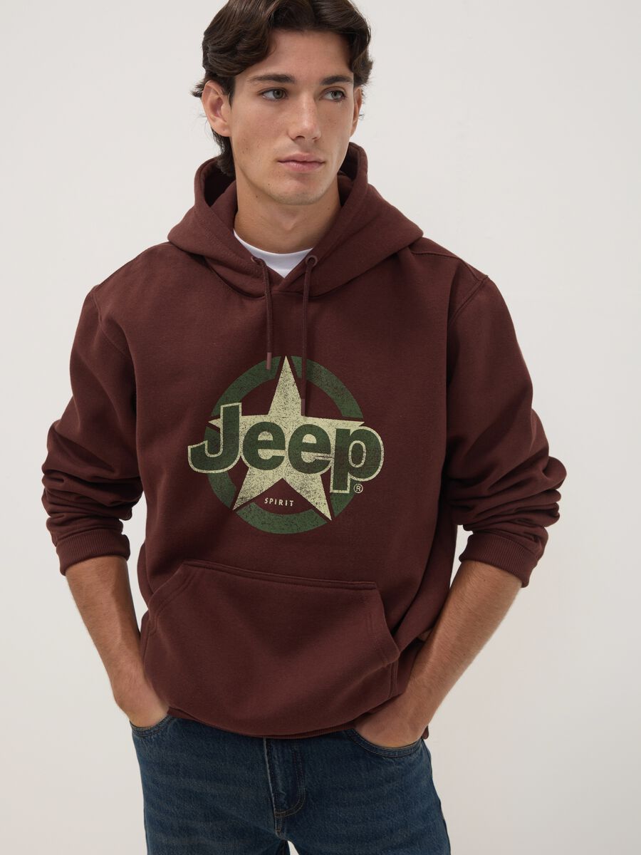 هودي بني بمزيج قطن مع طبعة Jeep، بقصّة مريحة (Relaxed Fit)_1