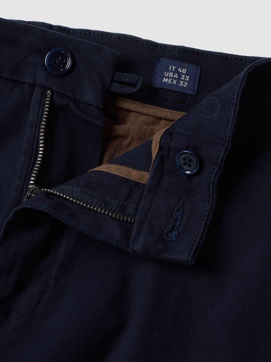 Pantaloni chino blu in twill di cotone elasticizzato slim fit_6