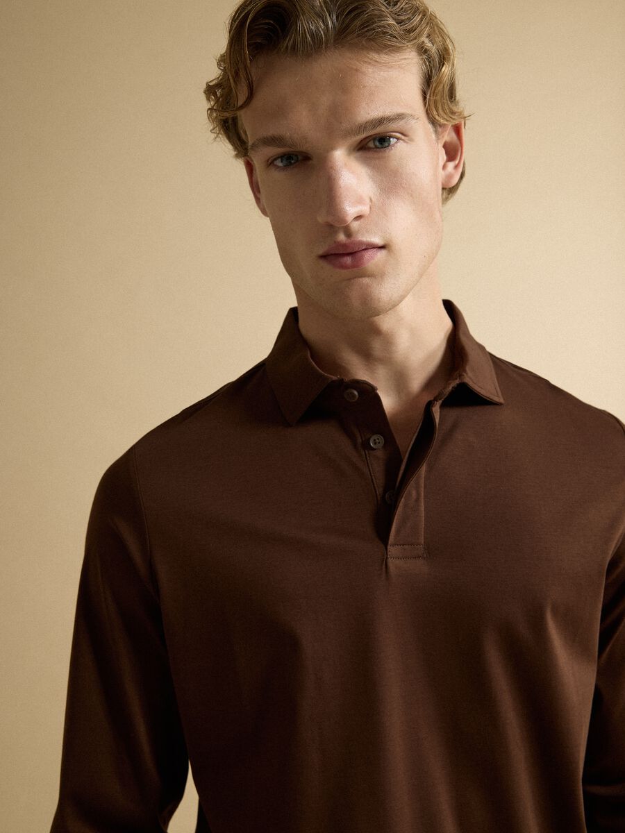 قميص بولو بني من قطن خالص بأكمام طويلة_1