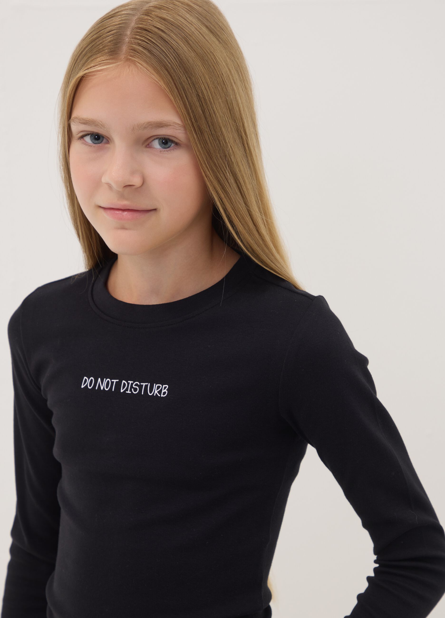 T-shirt nera in cotone organico elasticizzato con collo a costine