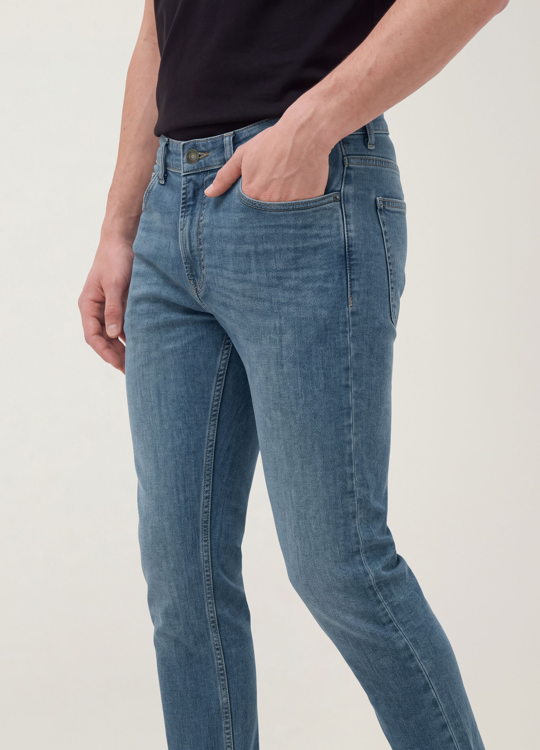 Men&rsquo;s medium-wash slim-fit stretch cotton jeans