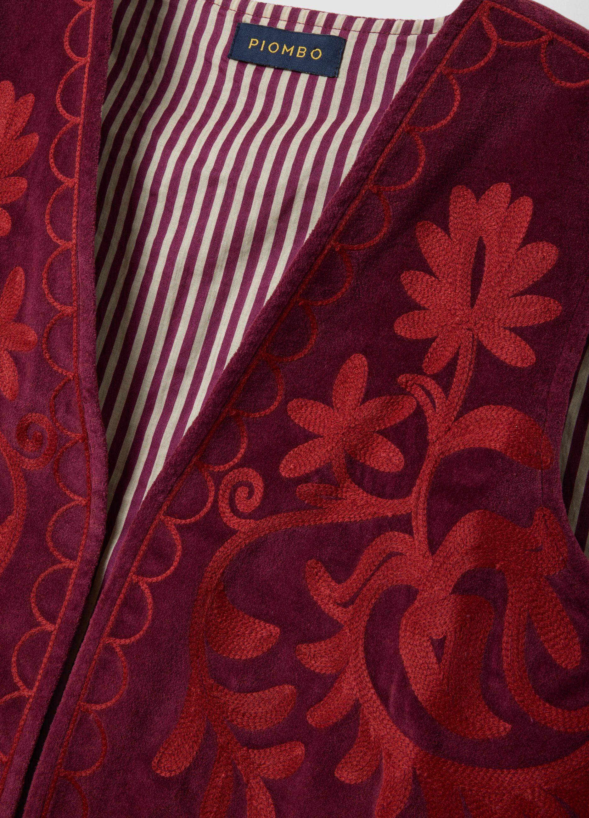 Gilet rosso in puro cotone con ricami floreali