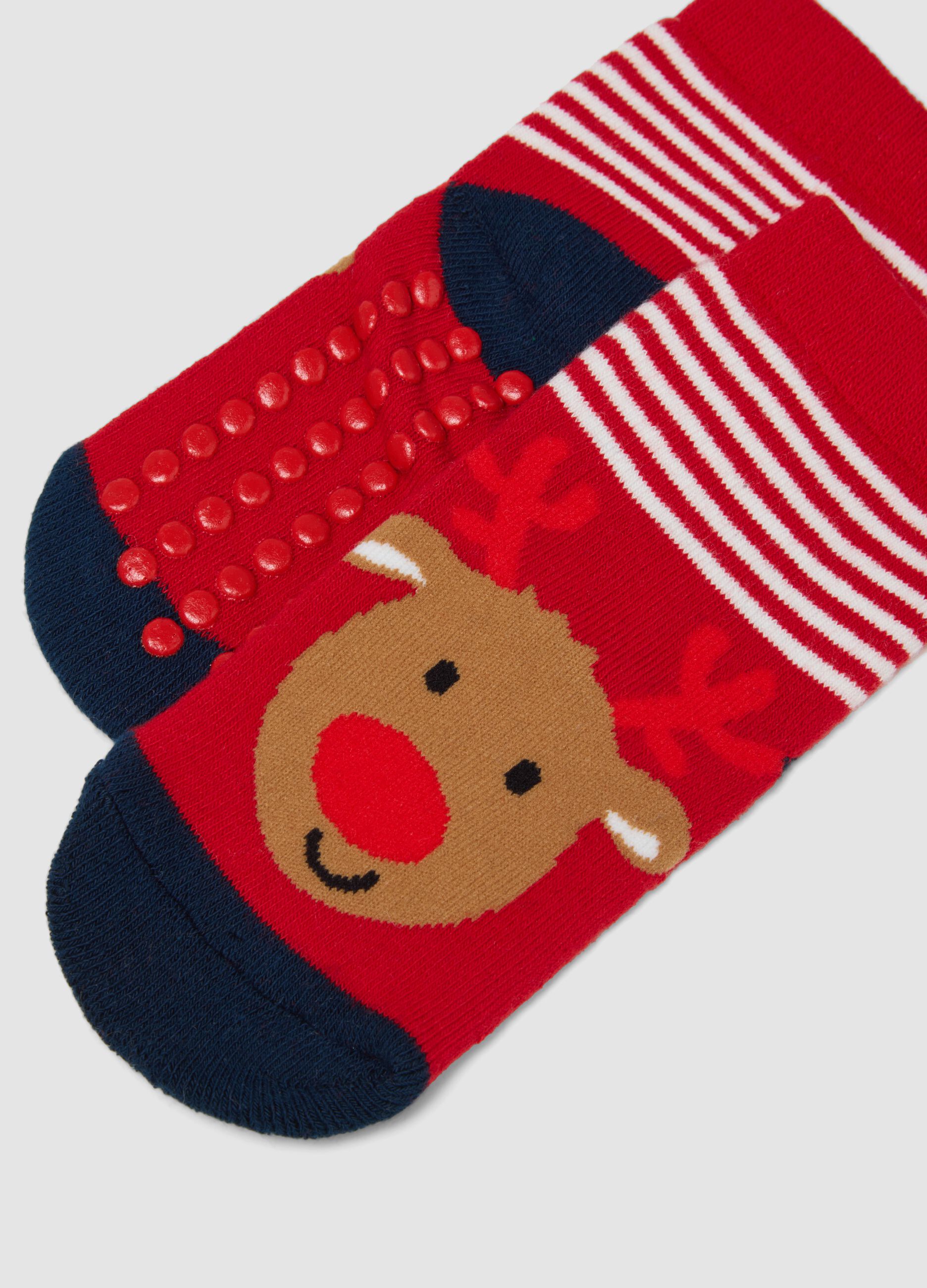 2-pack of red and green Christmas-themed socks in stretchy organic cotton