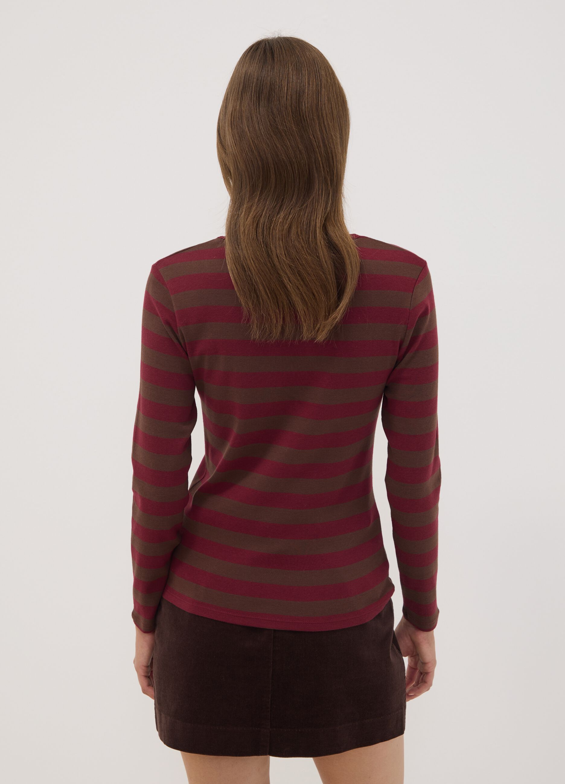 T-shirt marrone a righe in puro cotone con girocollo