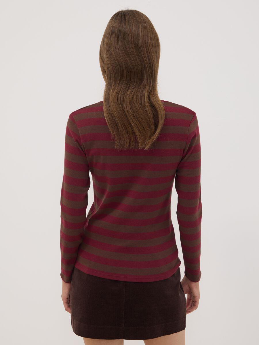 T-shirt marrone a righe in puro cotone con girocollo_3