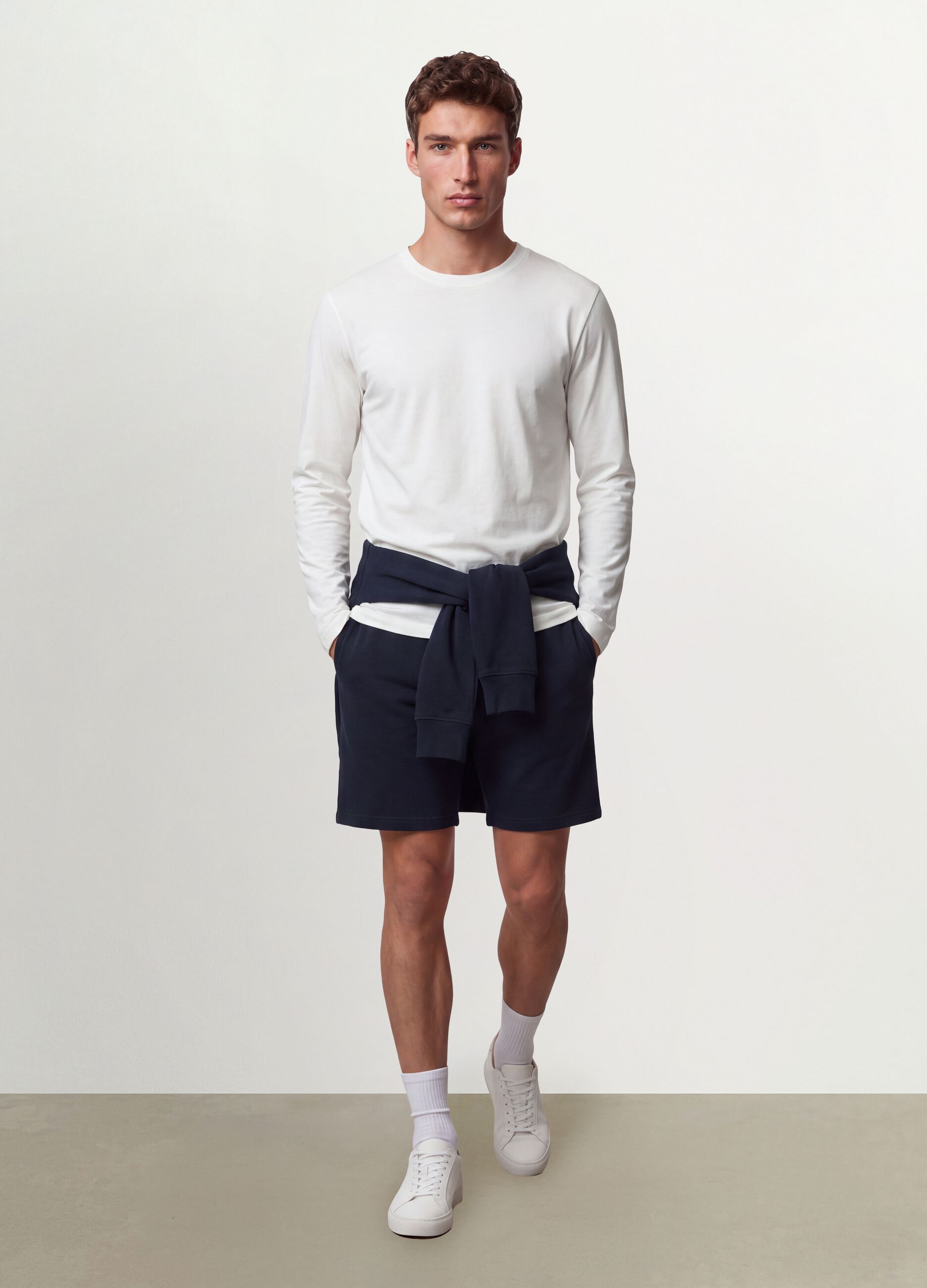 تيشيرت أبيض بأكمام طويلة من قطن عضوي 100% بياقة دائرية