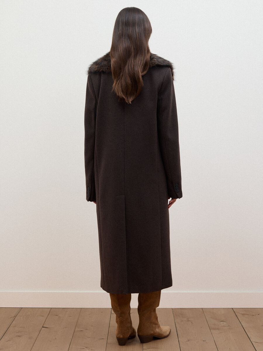 Long brown wool and viscose-blend coat with contrasting collar_3