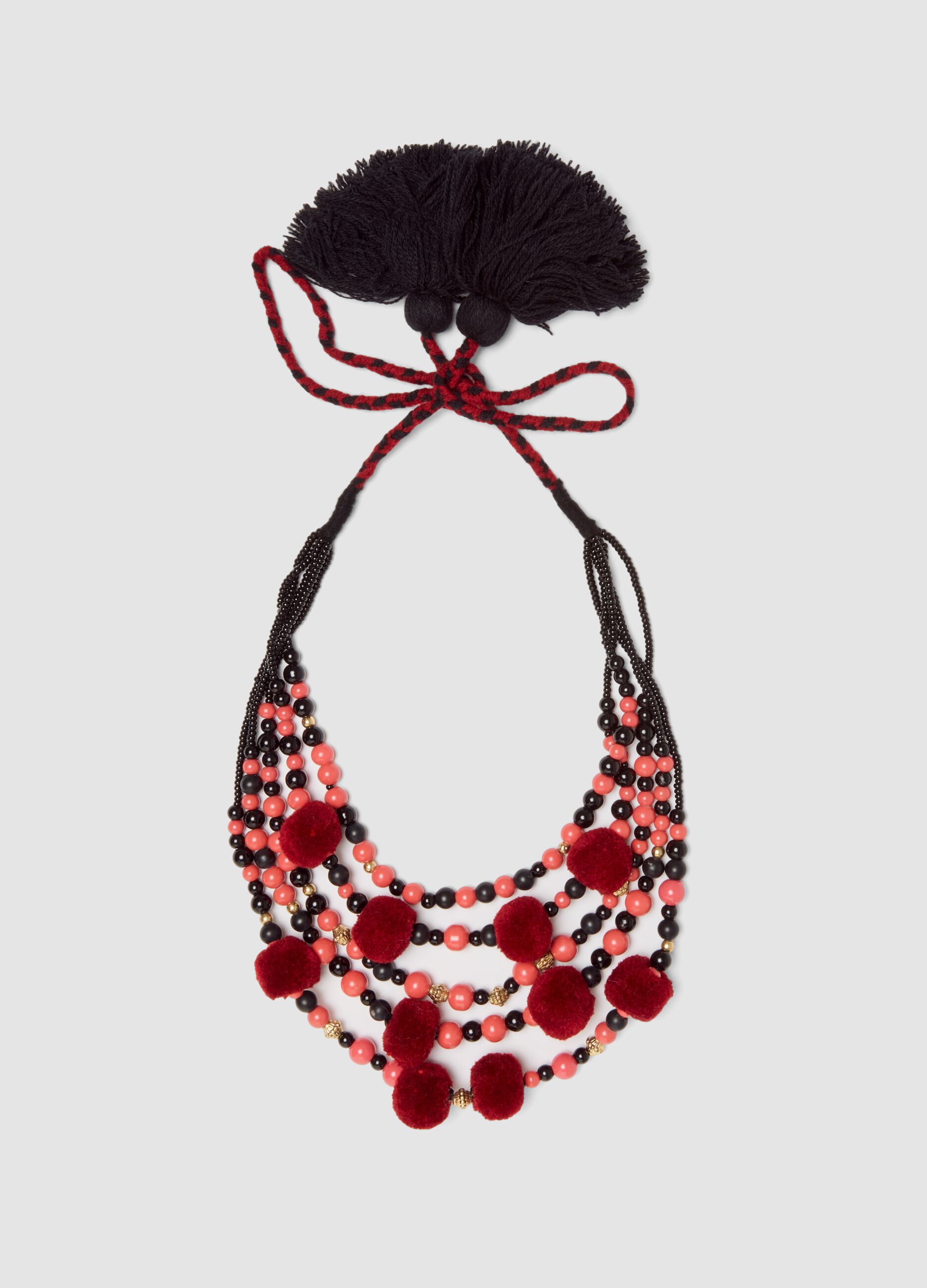Collana nera e rossa a fili multipli con pon pon