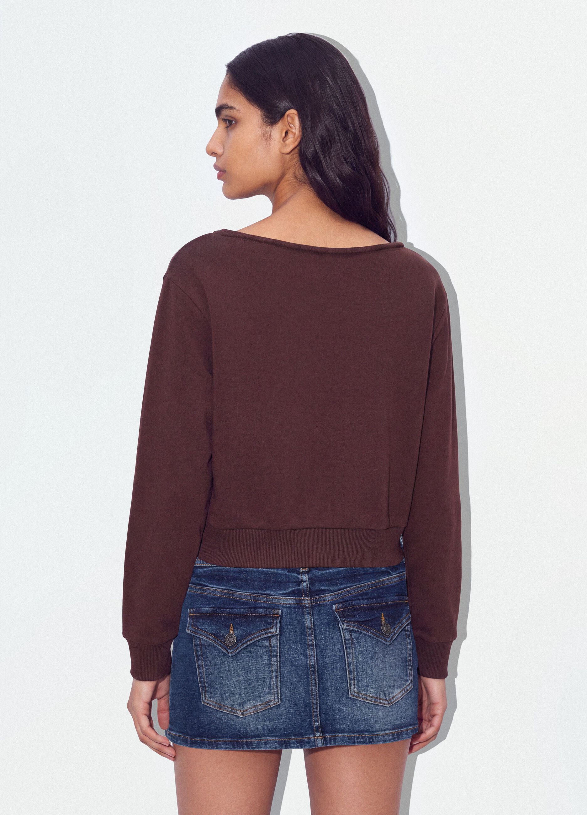 Felpa marrone in misto cotone con scollo ampio regular fit