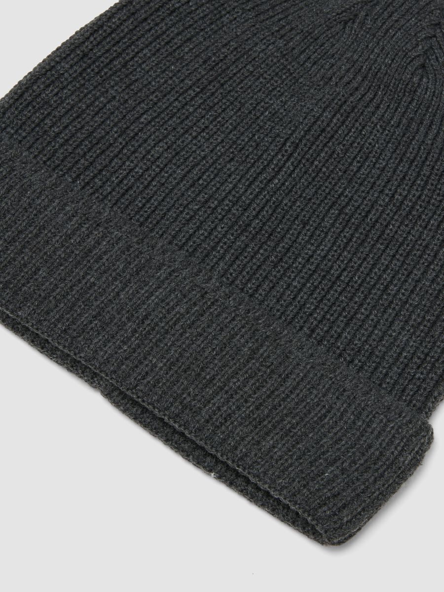 Grey ribbed knit beanie with turn-up_1