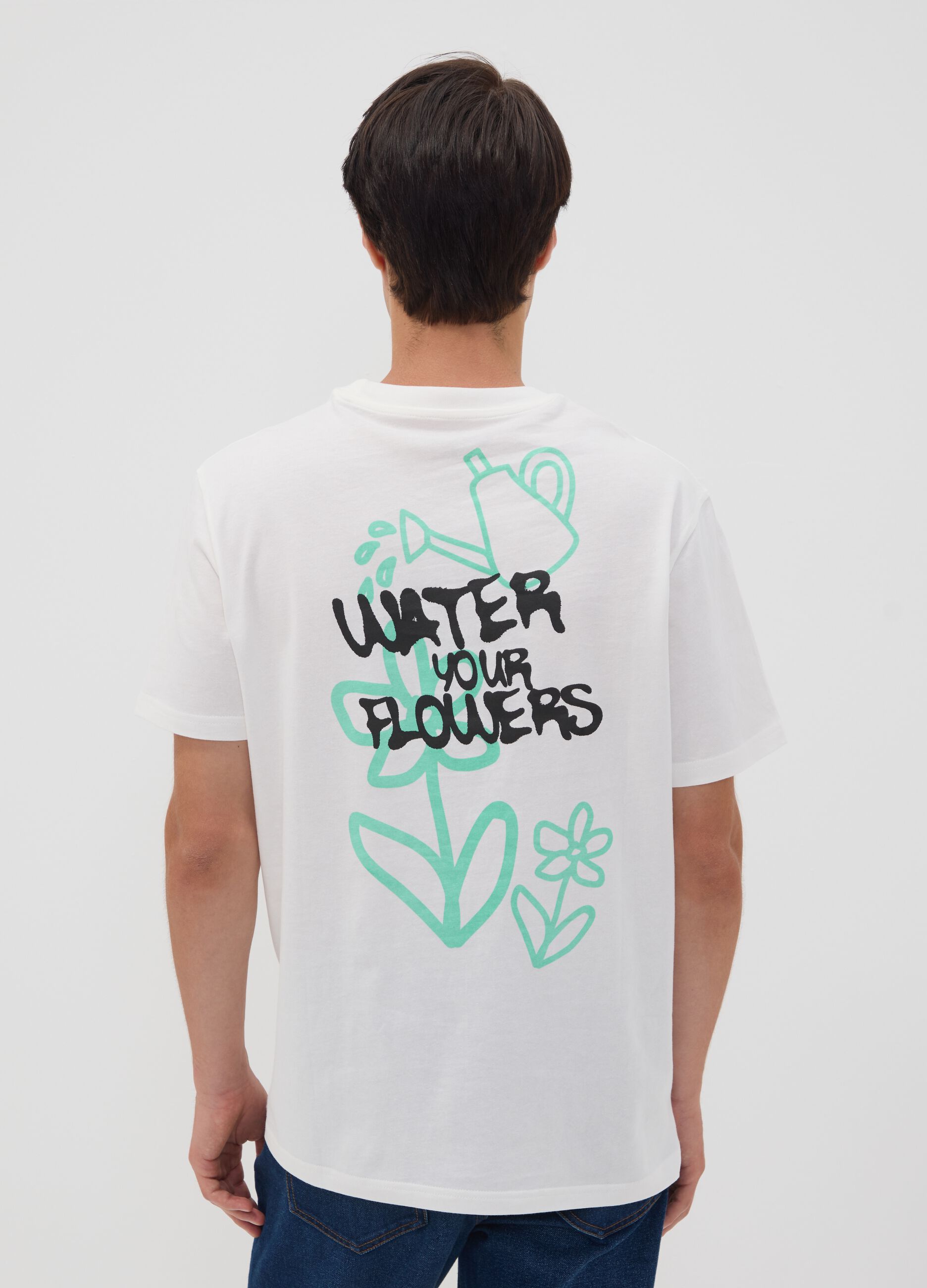 تي شيرت أبيض من جيرسي قطن خالص بطبعة "Water your Flowers" بقصّة عادية