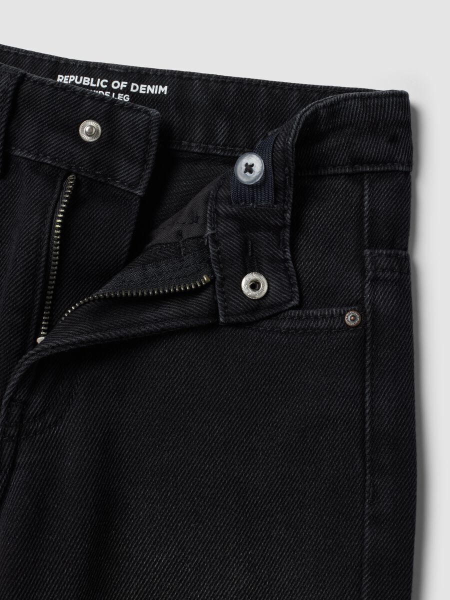 Black wide-leg cotton and viscose blend jeans for boys_3