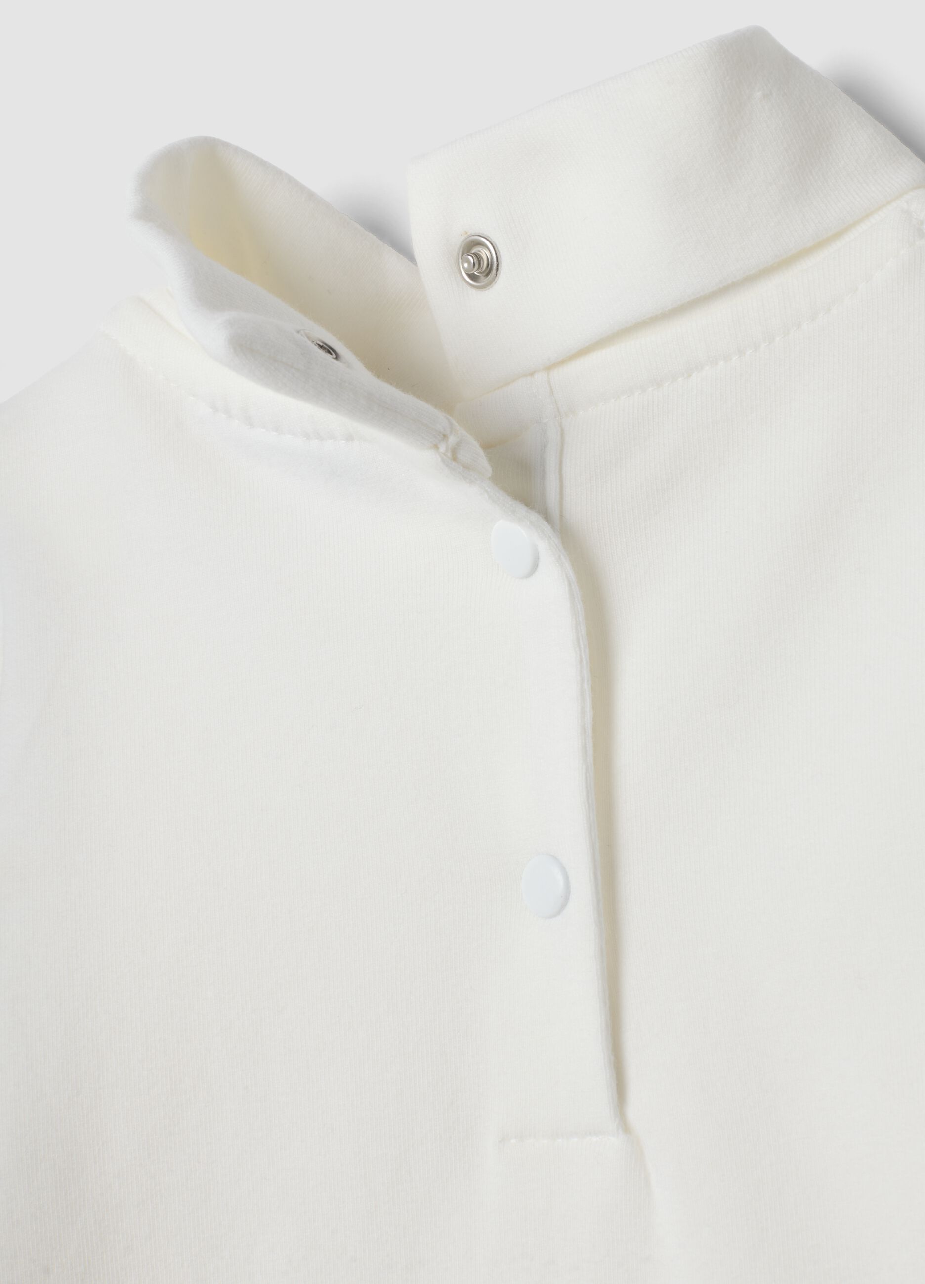 T-shirt bianca in cotone organico elasticizzato con colletto rialzato