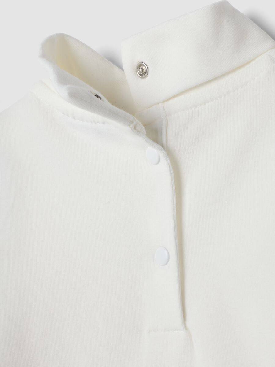 T-shirt bianca in cotone organico elasticizzato con colletto rialzato_3