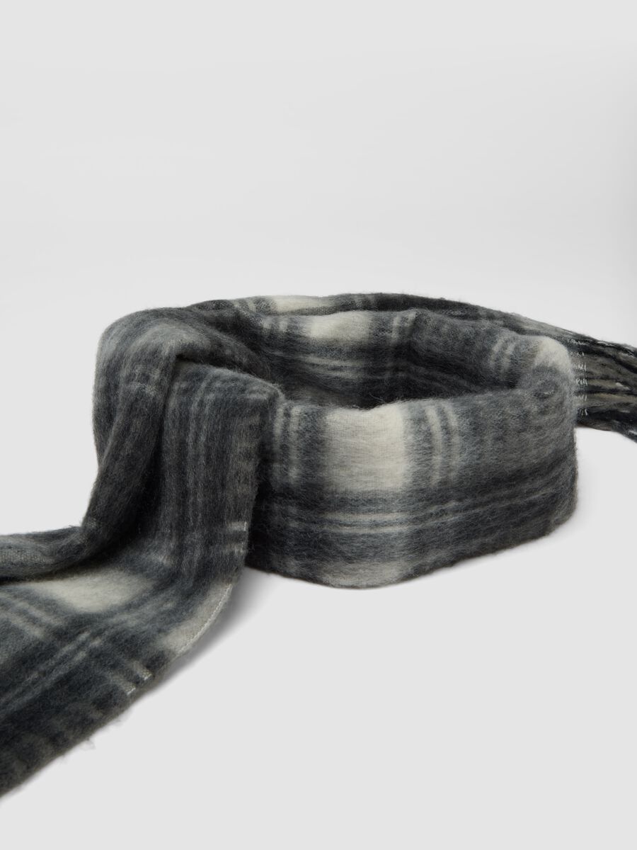 Grey checked scarf with fringes_1