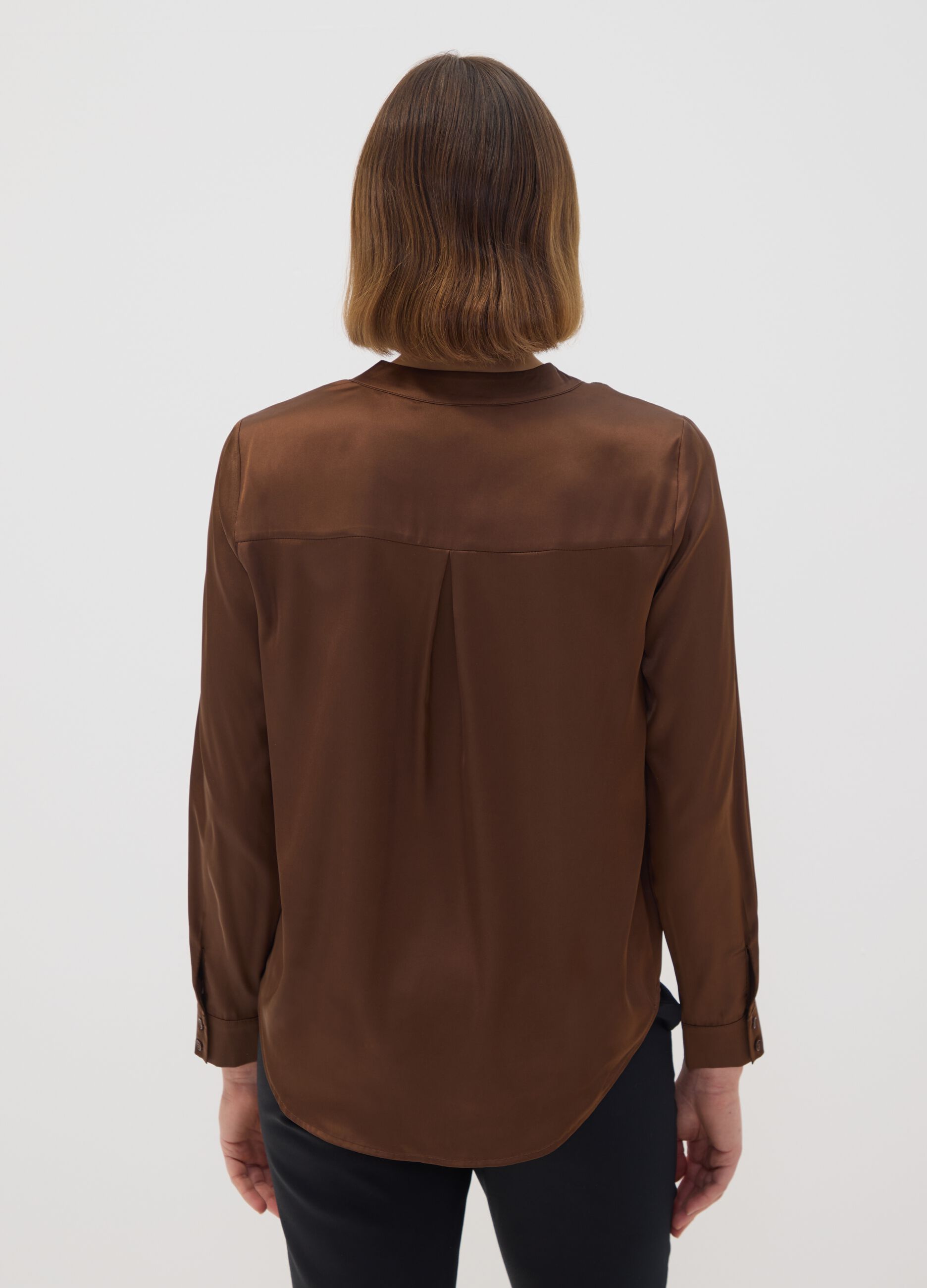 Camicia marrone in tessuto elasticizzato con collo coreano