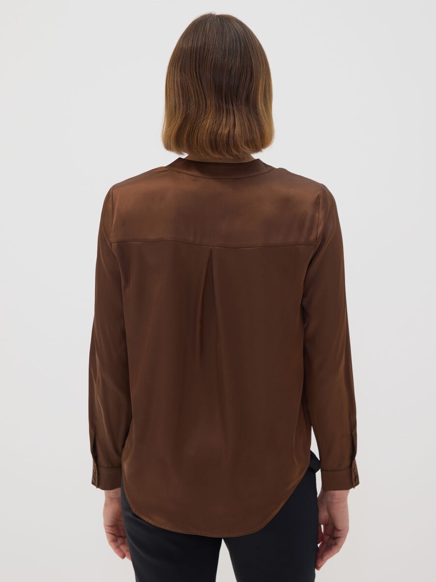 Camicia marrone in tessuto elasticizzato con collo coreano_3