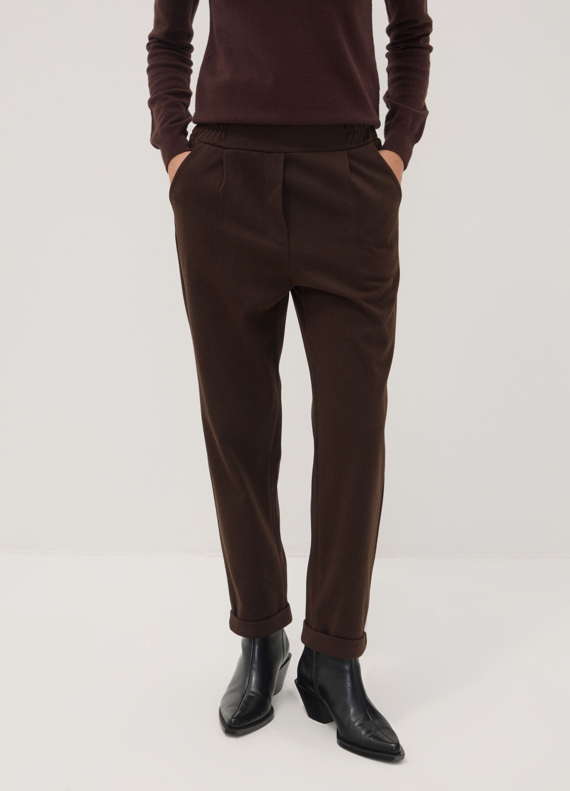 Pantaloni marroni regular fit con motivo chevron