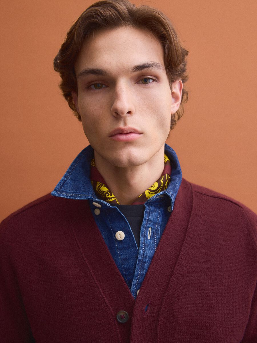 Red wool-blend cardigan with deep V-neck_2
