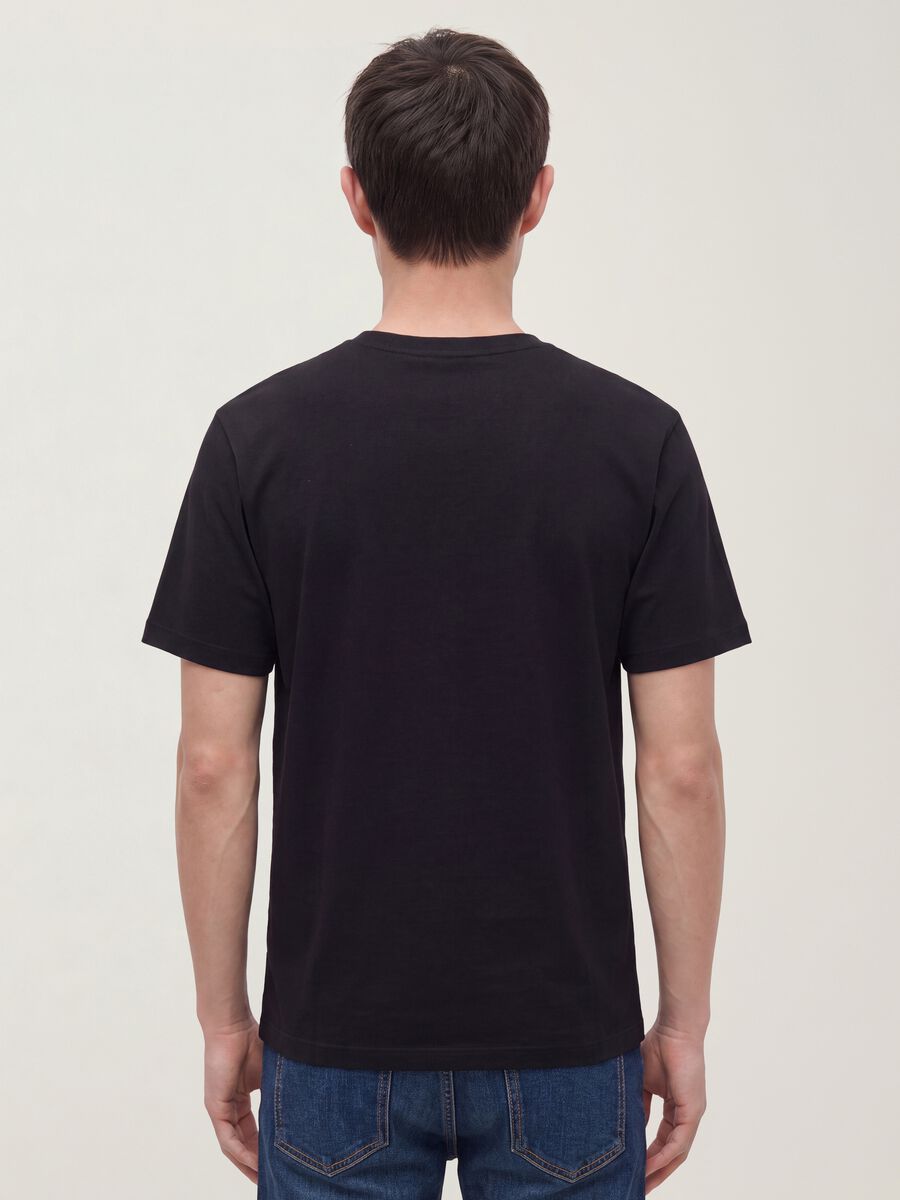 Black pure cotton crew-neck T-shirt with a relaxed fit_3