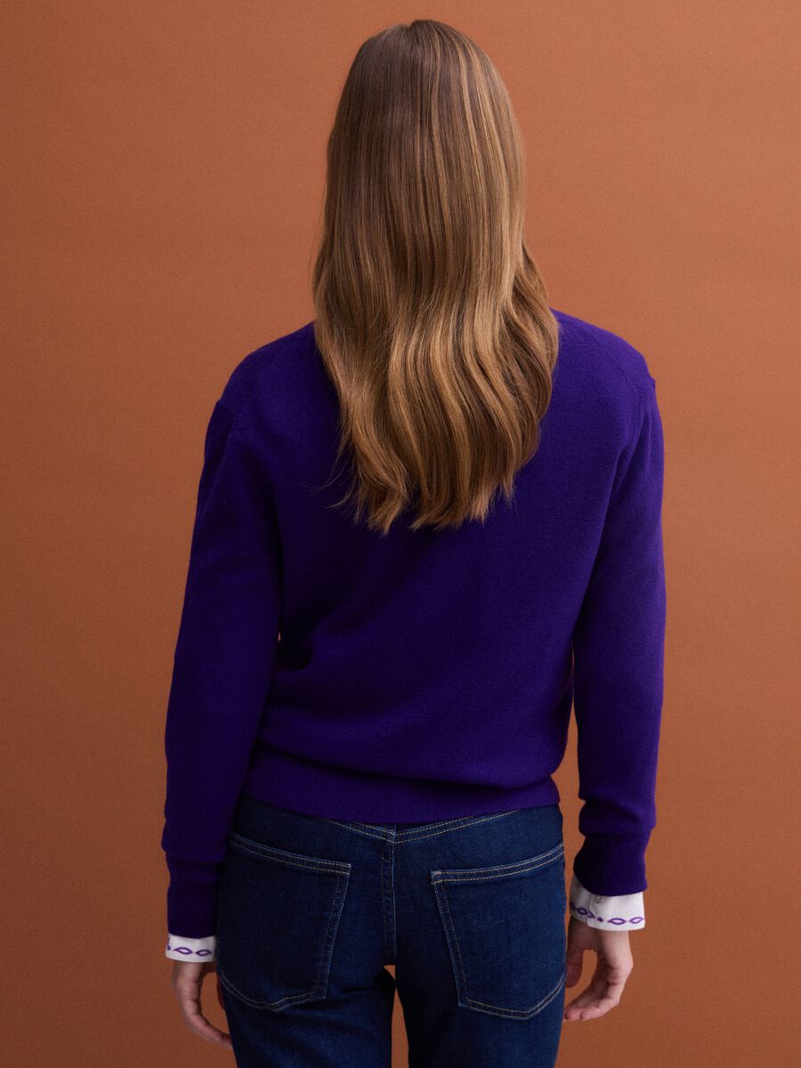 Purple pure wool jumper with deep V-neck_3