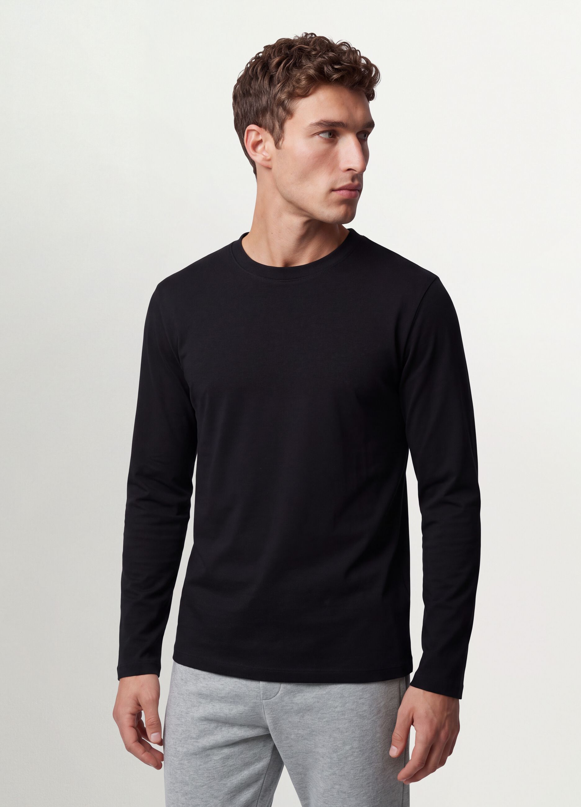 Black long-sleeve crew-neck T-shirt in 100% organic cotton
