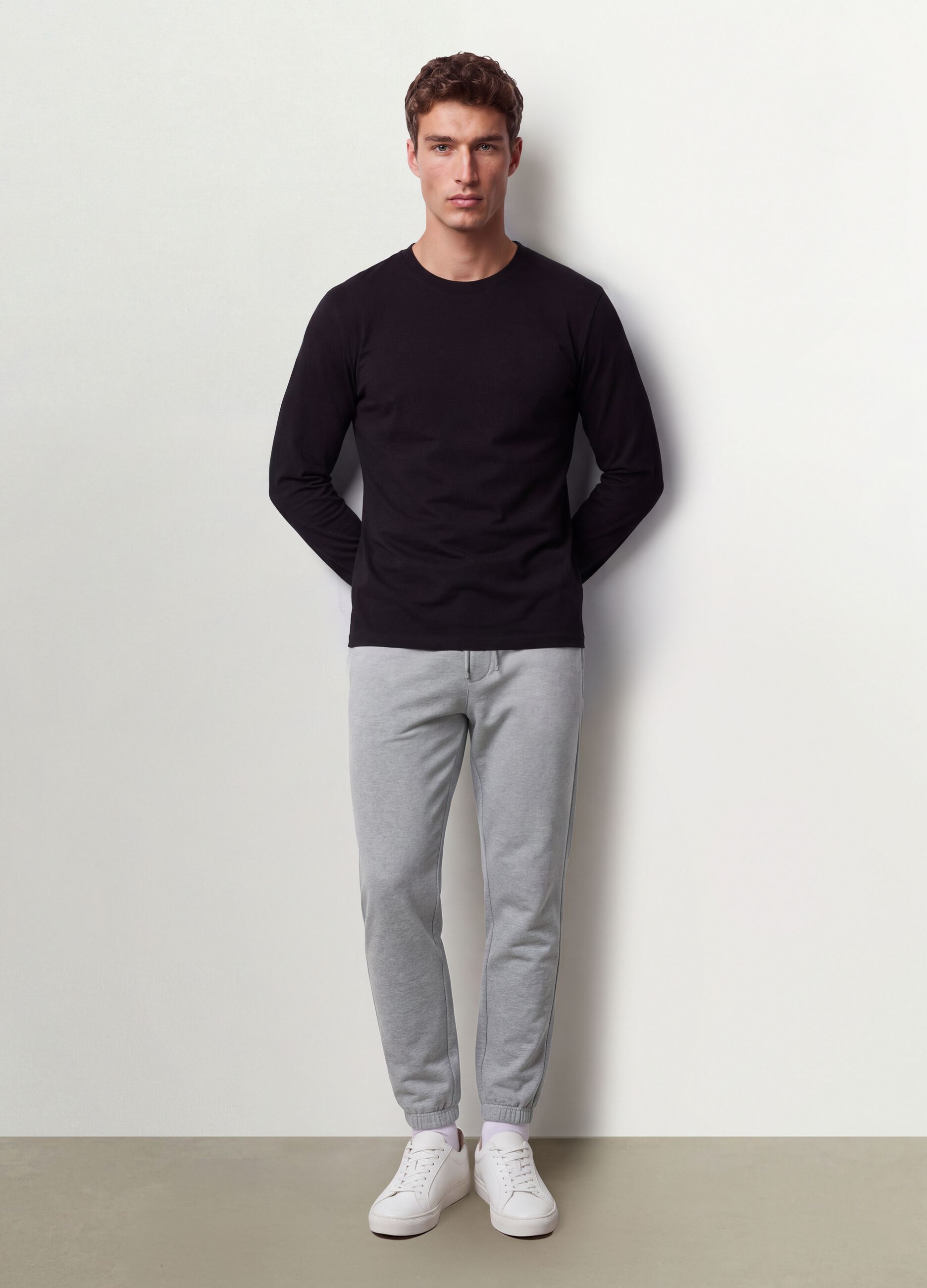Black long-sleeve crew-neck T-shirt in 100% organic cotton