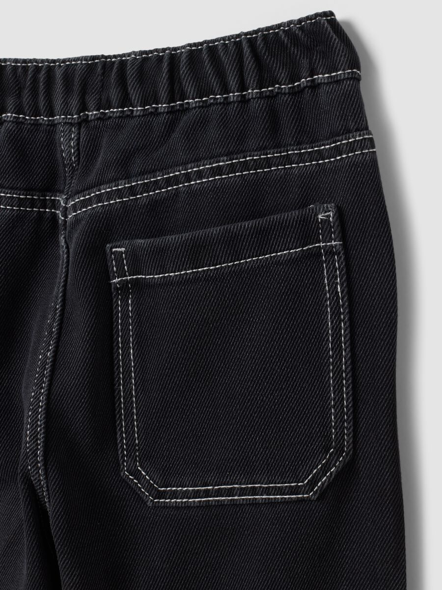 Jogger nero in misto cotone e viscosa con vita elasticizzata per bambino_8