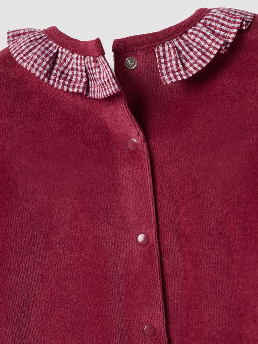Red organic cotton-blend babygrow with ruffle collar_3