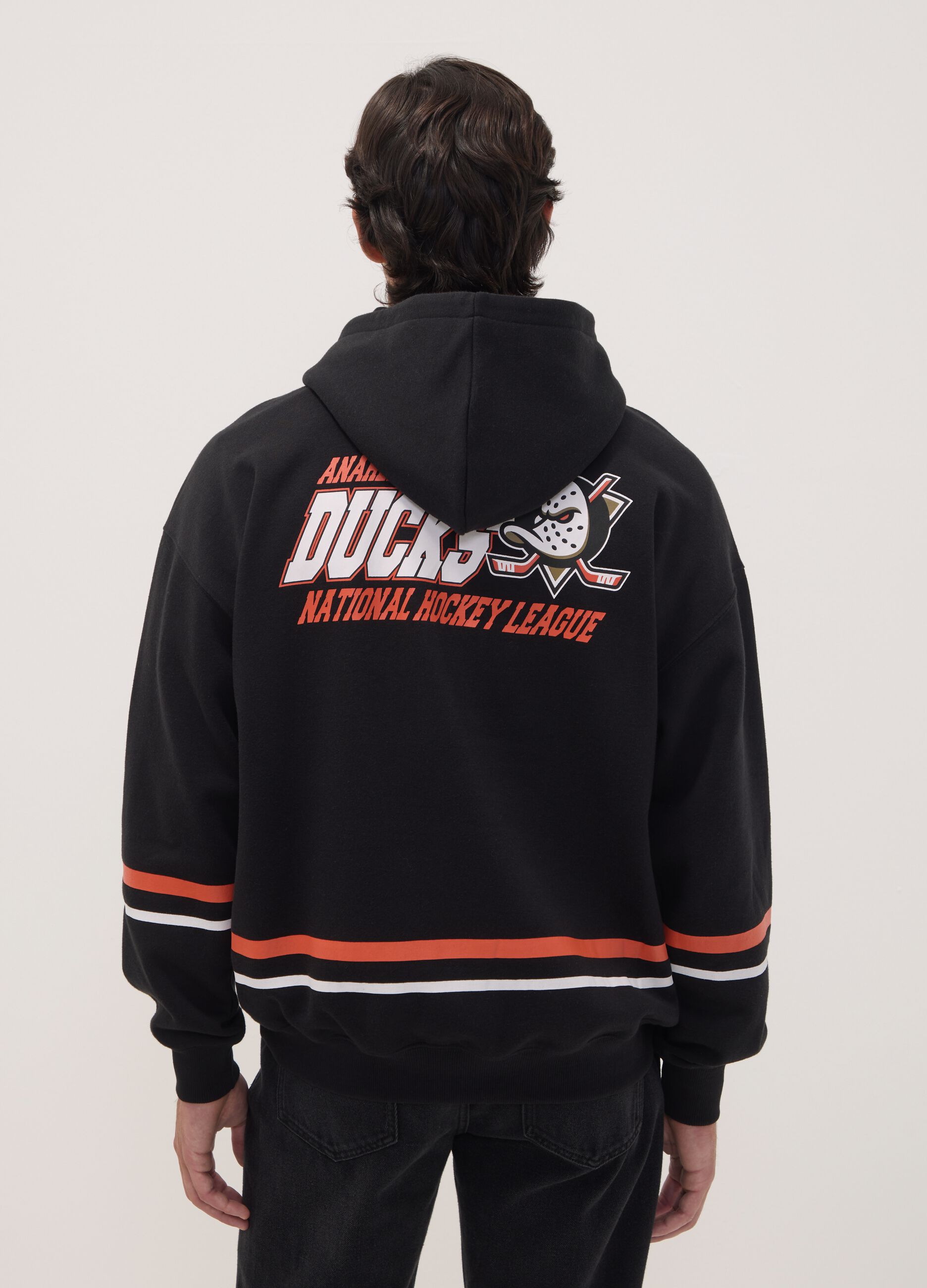هودي أسود بقبعة من مزيج القطن بطبعة Anaheim Ducks