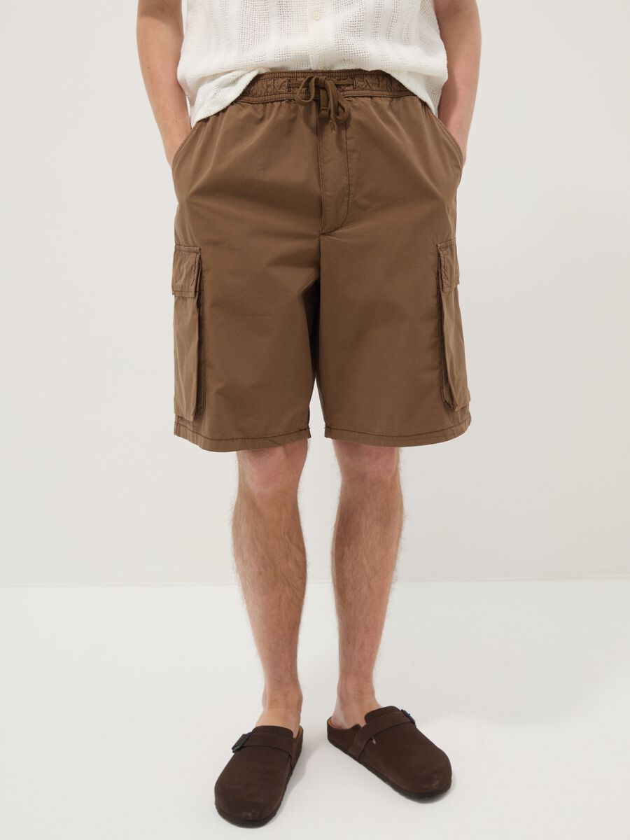 Brown cotton cargo Bermuda shorts with a baggy fit_1