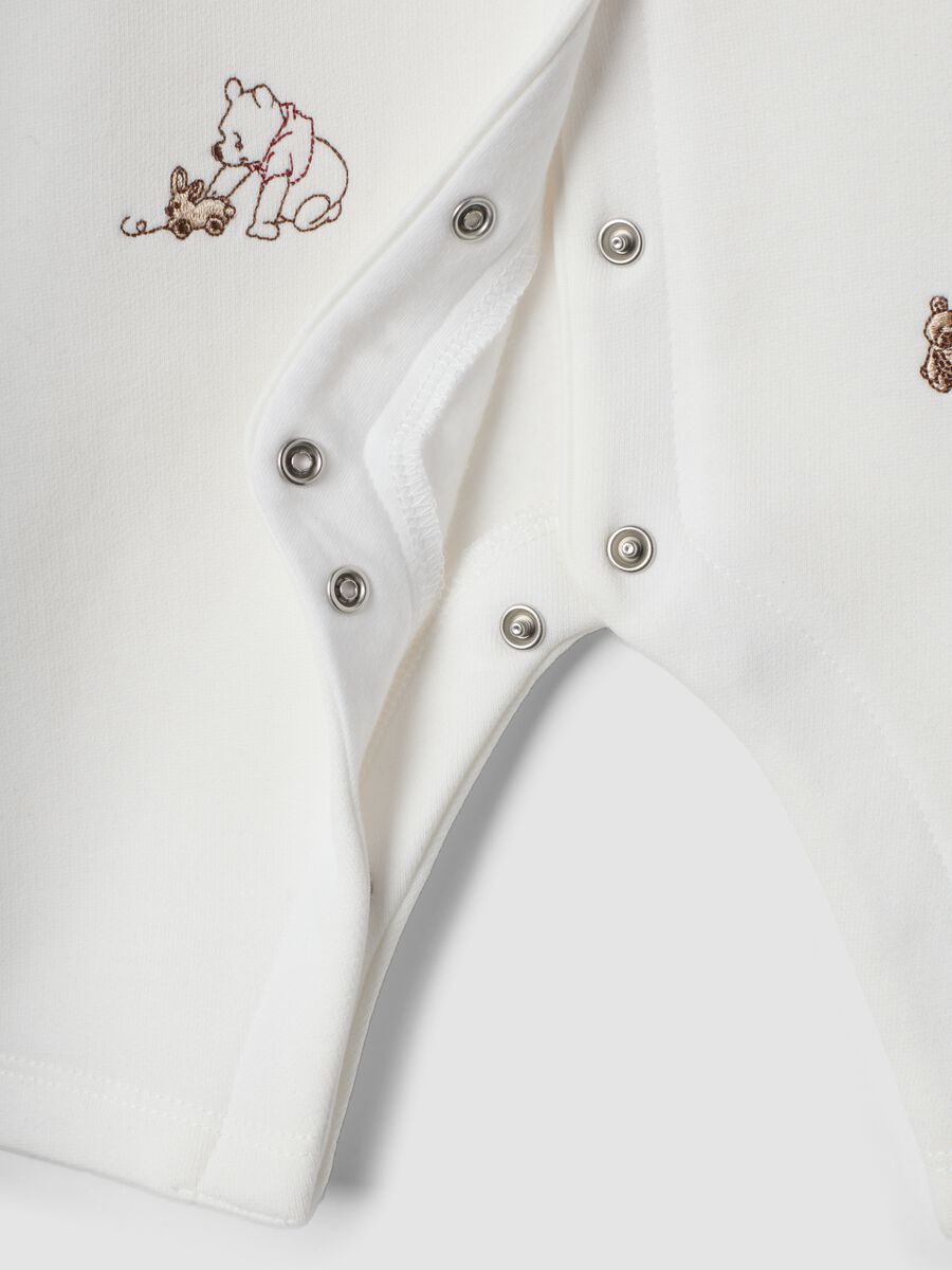 Off-white organic cotton sleepsuit with Winnie the Pooh print_3