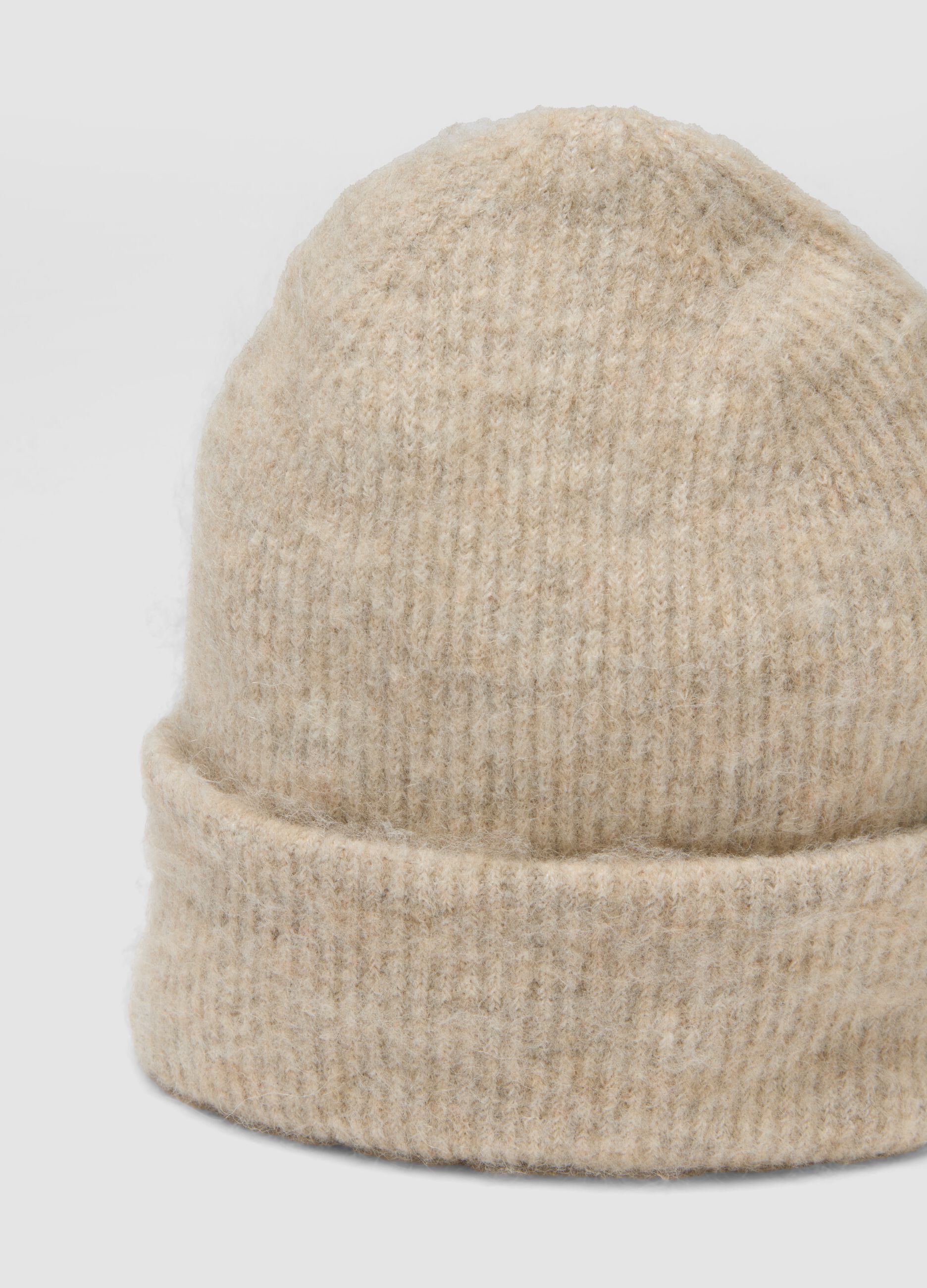 Cappello beige in lana e alpaca elasticizzato
