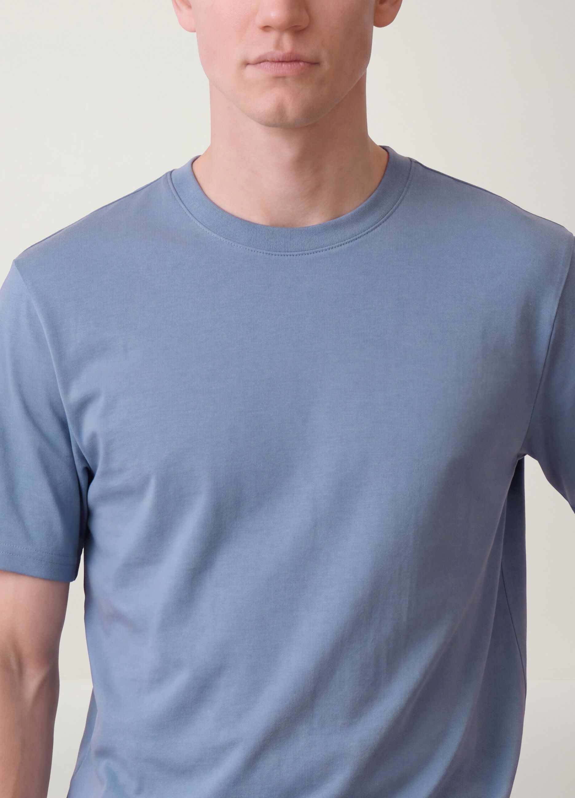 تيشيرت The Iconic Tee أزرق من قطن خالص بأكمام قصيرة وقصّة مريحة