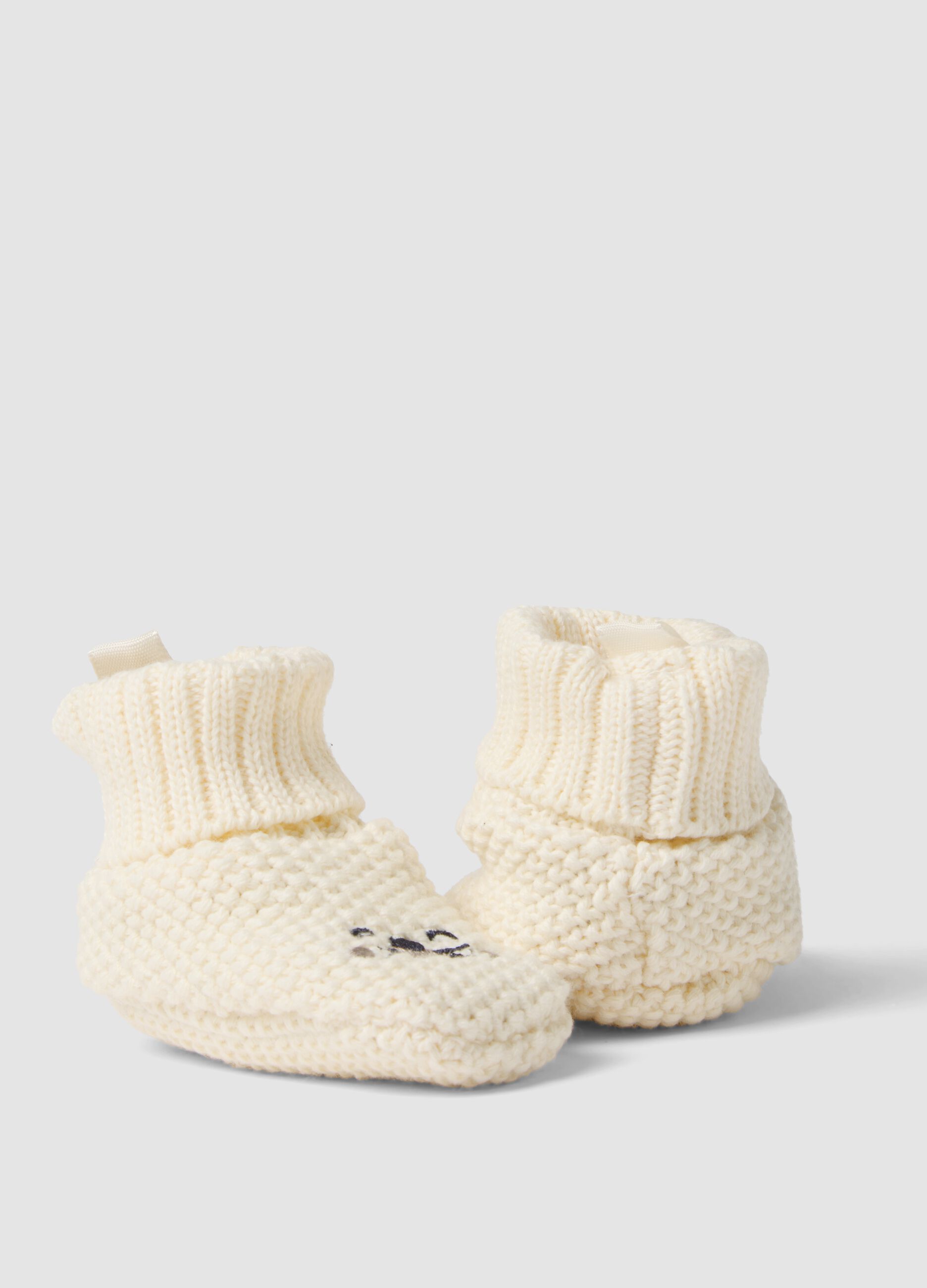 White baby booties in pure knitted cotton