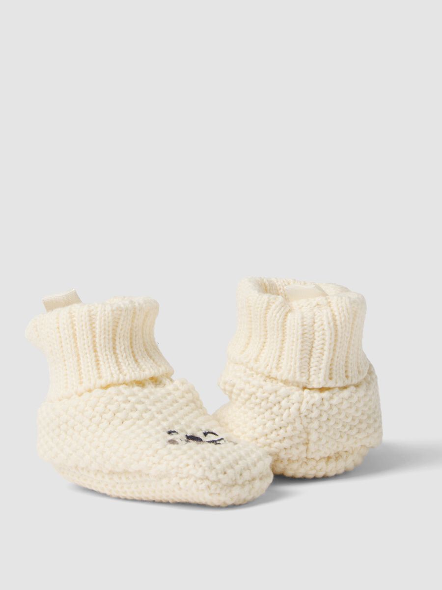 White baby booties in pure knitted cotton_2