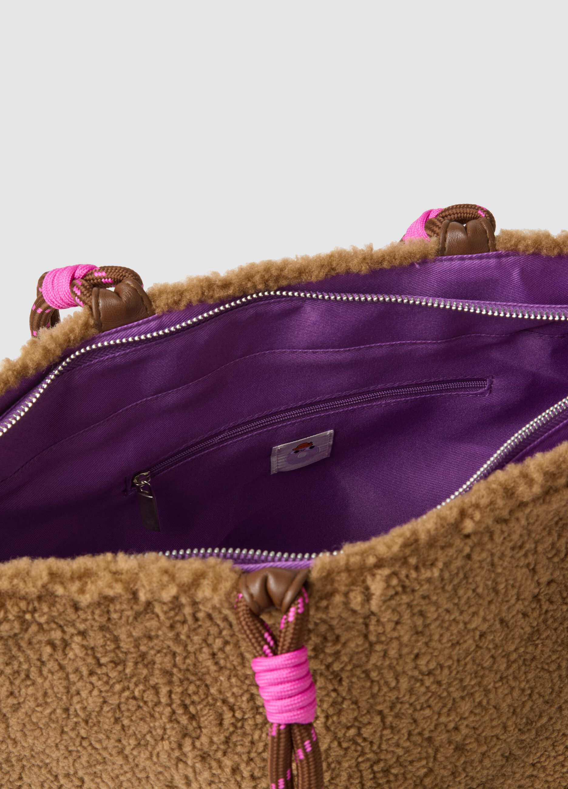 Borsa a mano marrone effetto teddy con tracolla
